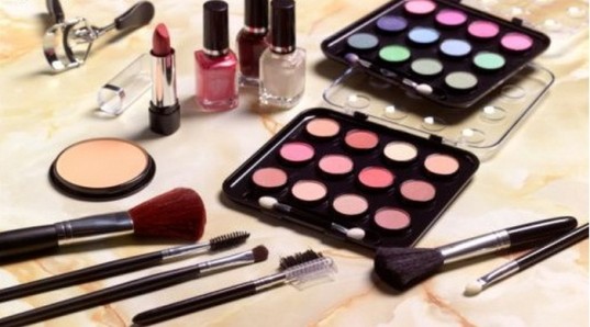 Makeup-Kit-Essential-Makeup-Items-Kim-Kardashian-Uses-Makeup-Products-List-Of-Makeup-Eye-Makeup-Products-Basic-Makeup-Apply-Makeup-Bridal-Makeup-Brides-Items-Bridal-Makeup-Kit